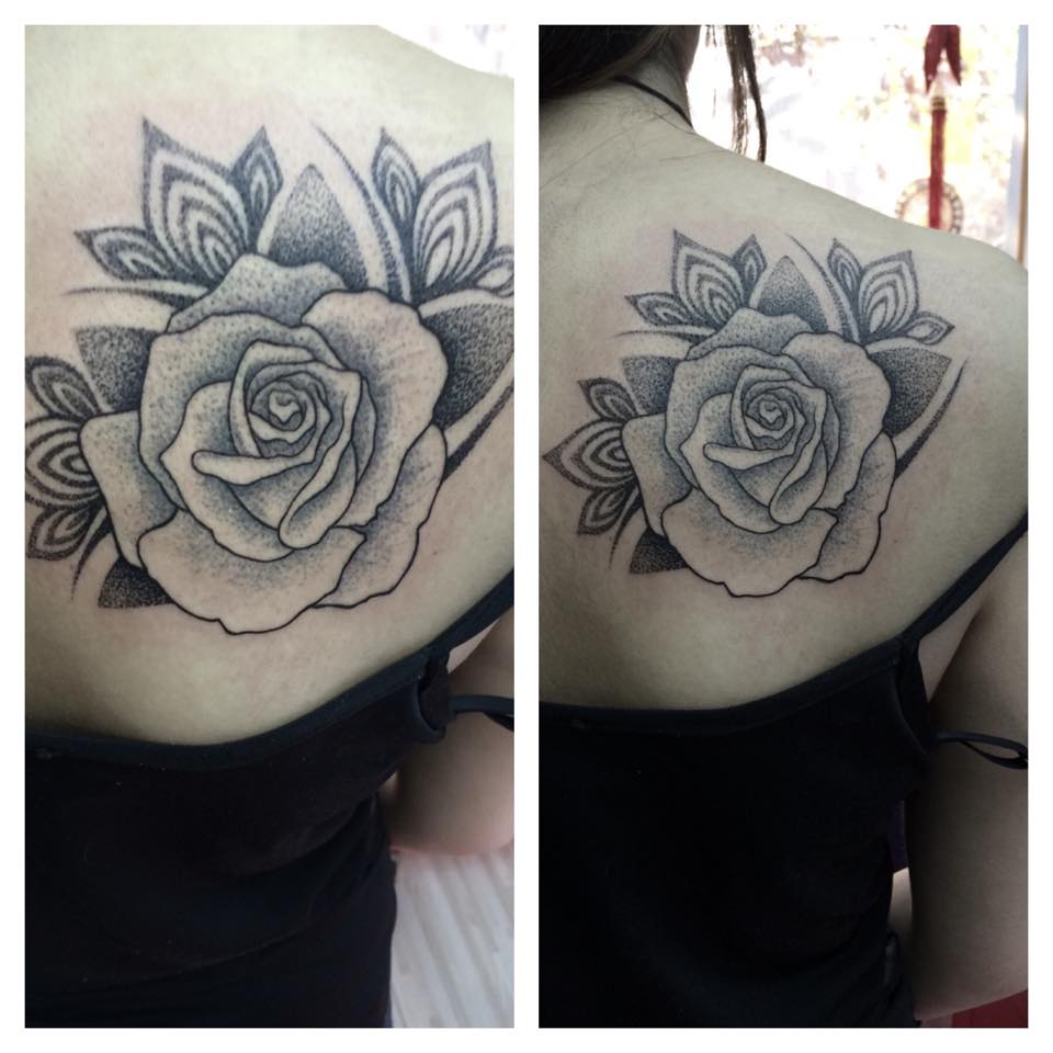 Tattoo en blanco y negro de una rosa en la espalda