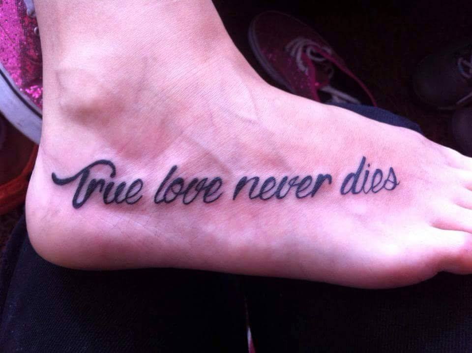 Tattoo de la frase True love never dies