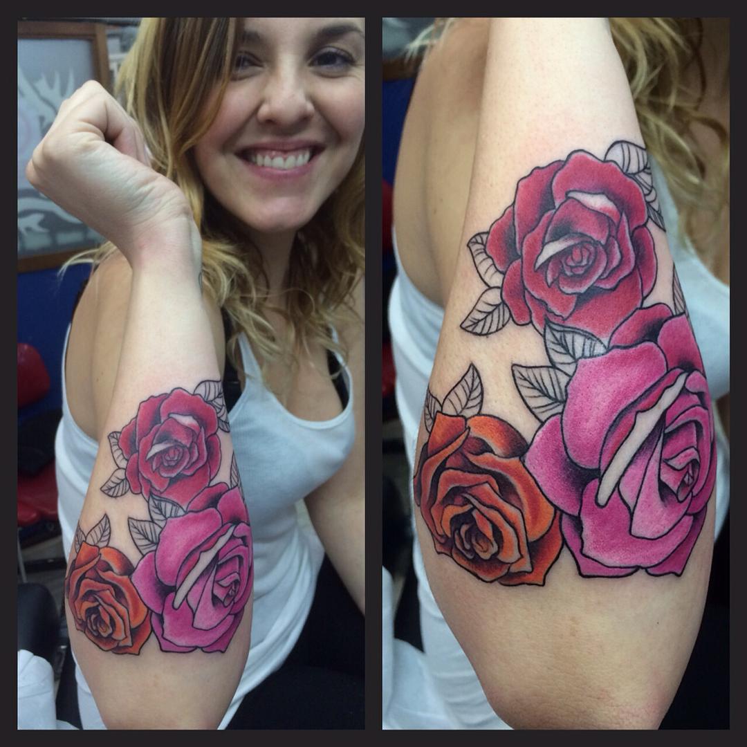 Tattoo de tres rosas en el antebrazo de una chica