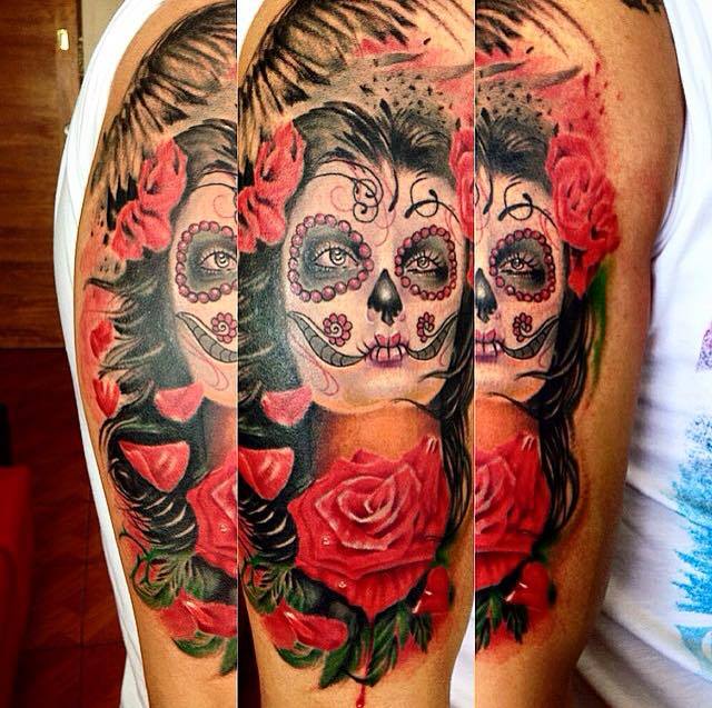 Tattoo de una calavera mexicana con una rosa