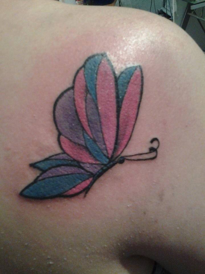 Tattoo a color de una mariposa