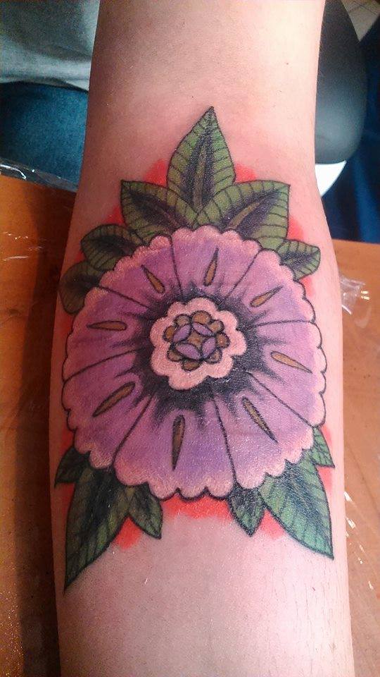 Tattoo a color de una flor old school