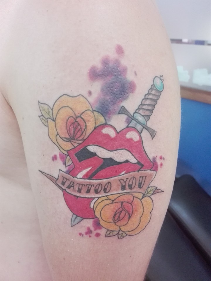 Color tattoo de la lengua de los Rolling Stones,una espada y  un par de rosas