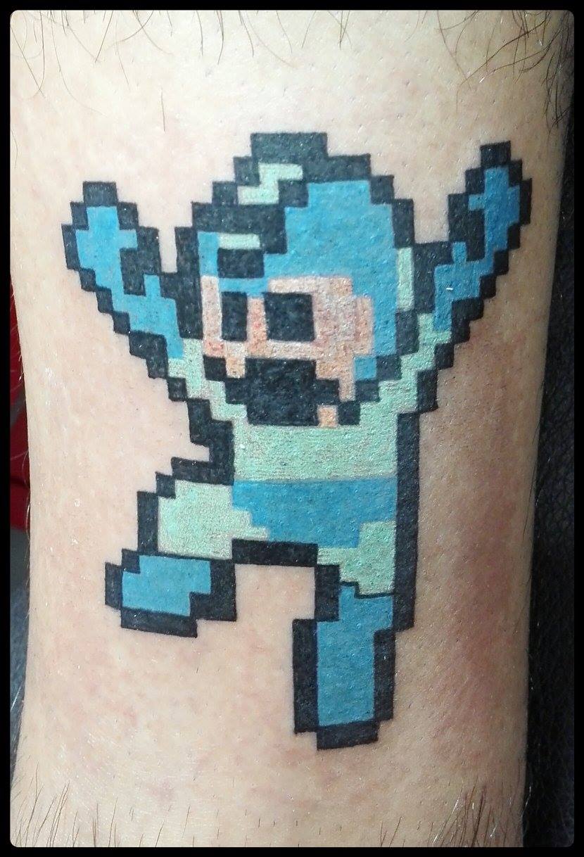 Color tattoo de megaman pixelado