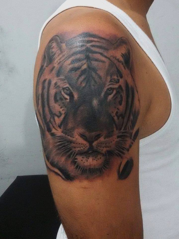Tattoo de una cabeza de tigre en blanco y negro