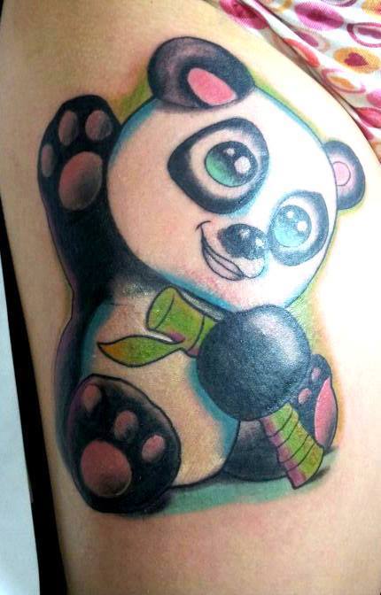 Tattoo de un panda con un tronco de bambú
