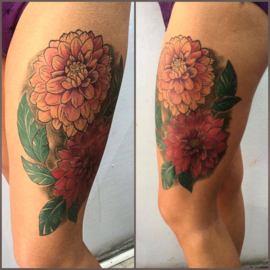 Tattoo de flores en el lateral del muslo
