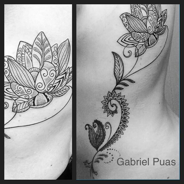Tatuajes de flores con cachemiras en el costado de una chica