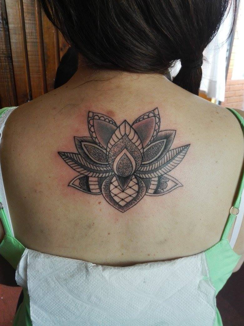 Tattoo de un loto en la espalda de una chica