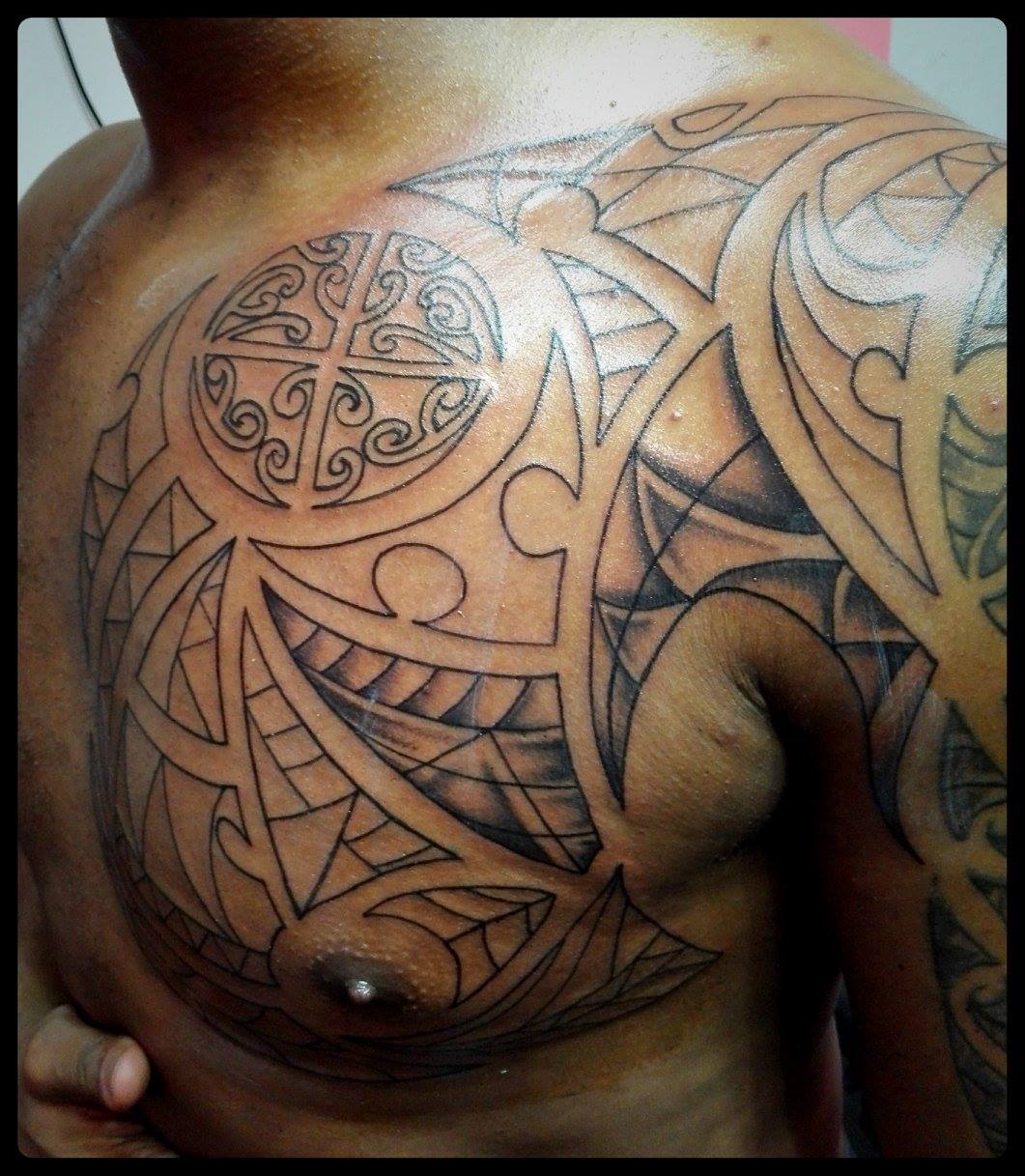Tattoo filipino en brazo y pecho