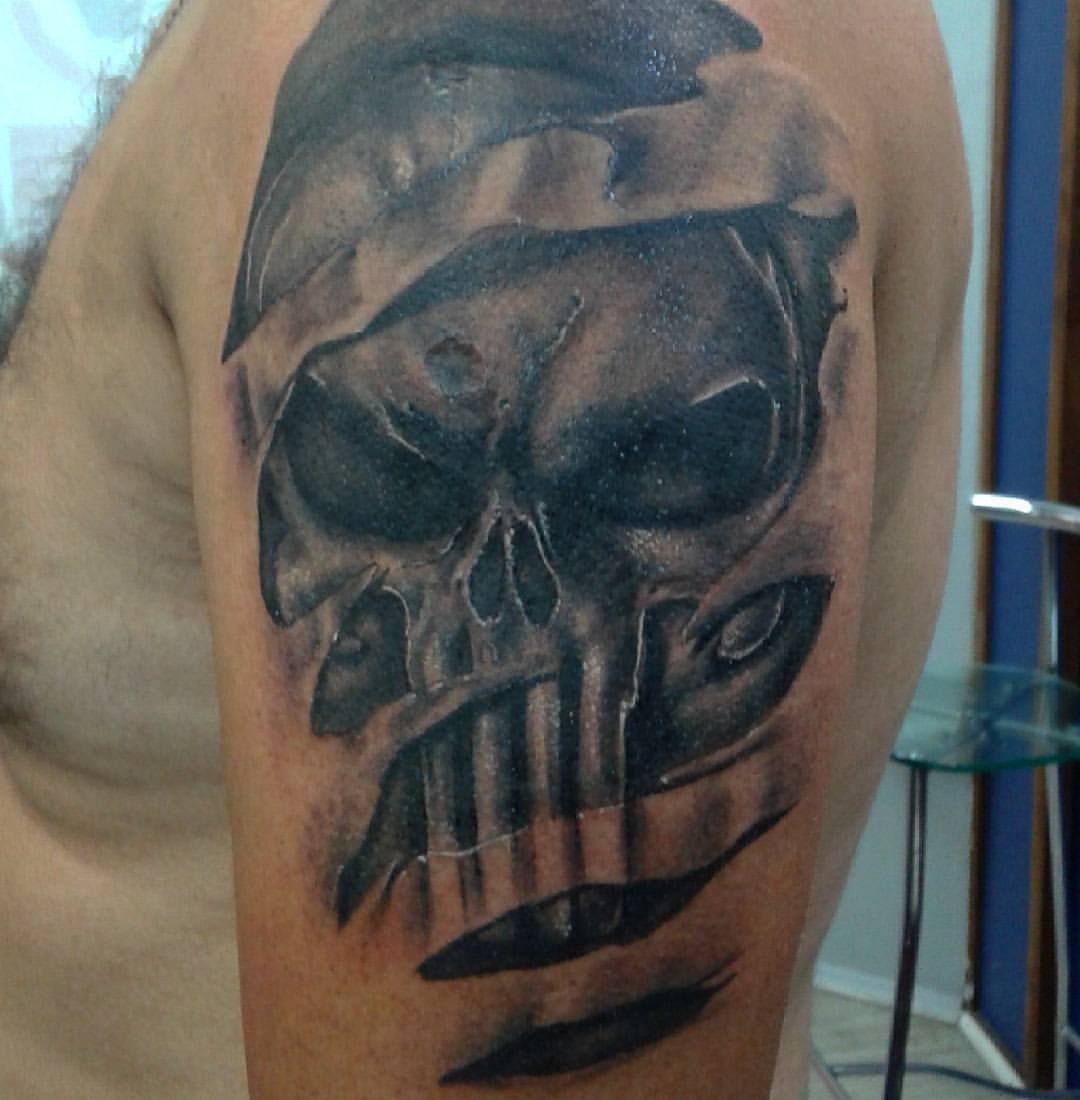 Tattoo de la calavera de The Punisher desgarrando la piel