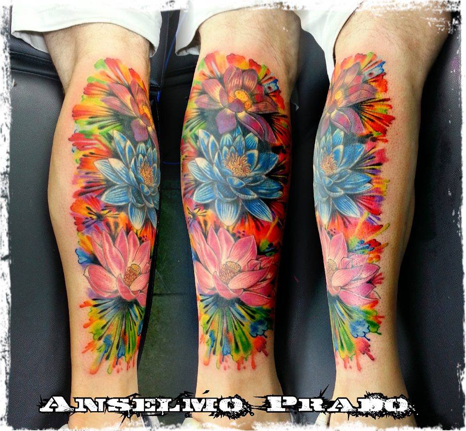 Tattoo de flores en la pierna