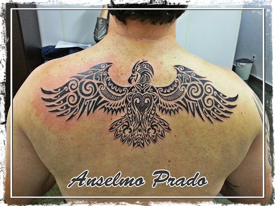 Tattoo de un águila hecha de tribales