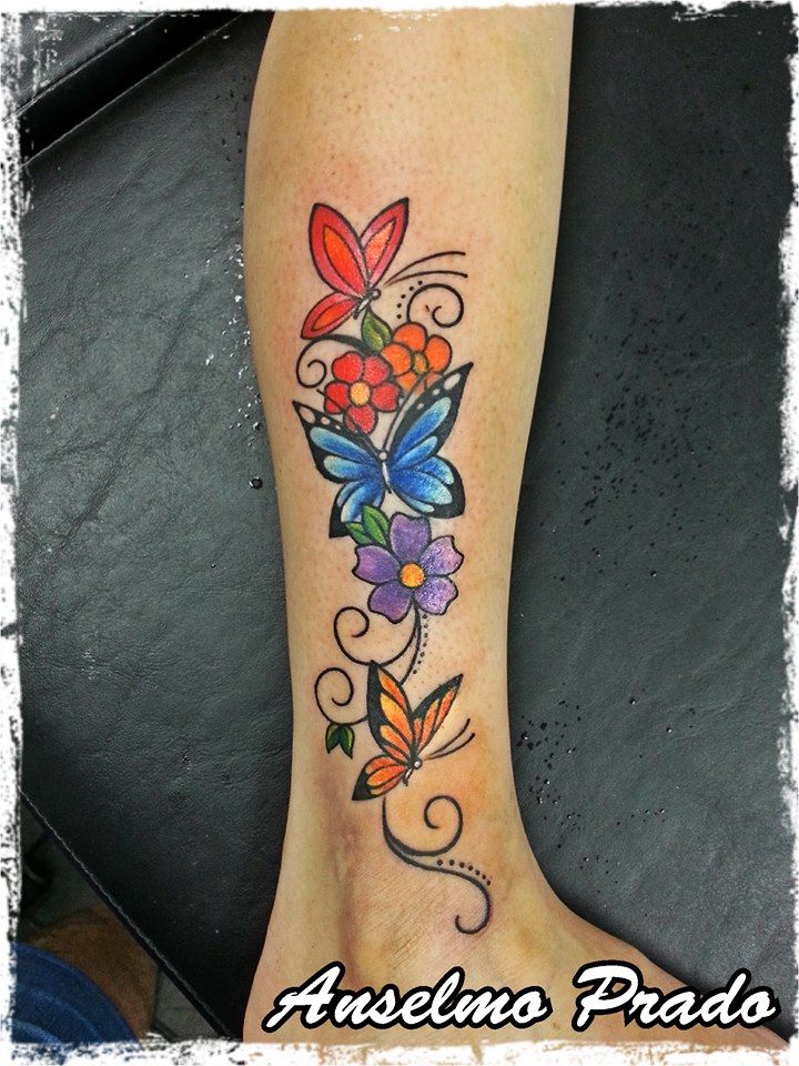 Tattoo de flores y mariposas