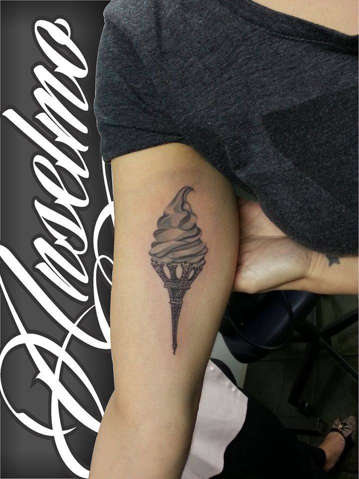 Tattoo de la Torre Eiffel como cucurucho de helado