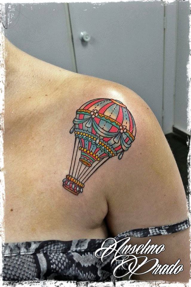Tattoo de un globo aerostático en el hombro