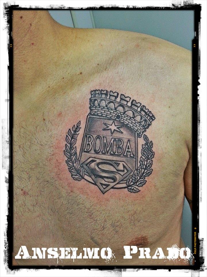 Tattoo del logo de superman, laureles, escudo y corona