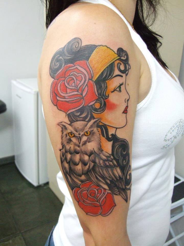 Tattoo de una chica,  un búho y una rosa en el brazo