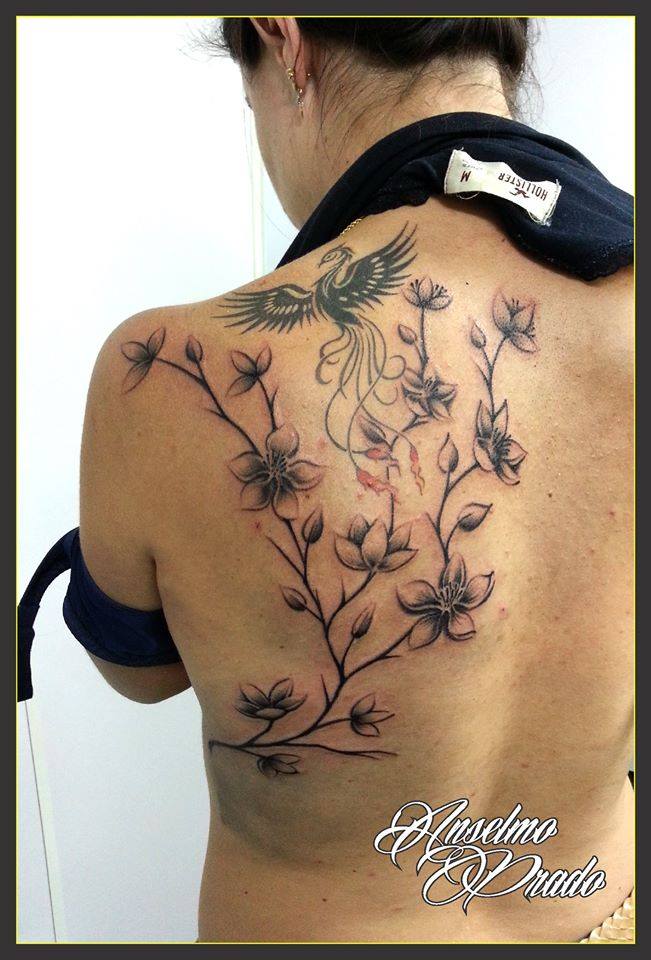 Tattoo de un fénix y una rama con flores