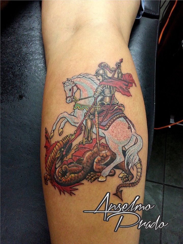 Tatuaje de un caballero matando al dragón
