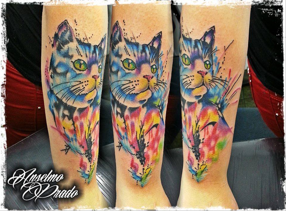 Tattoo de un gato hecho con manchas de pintura