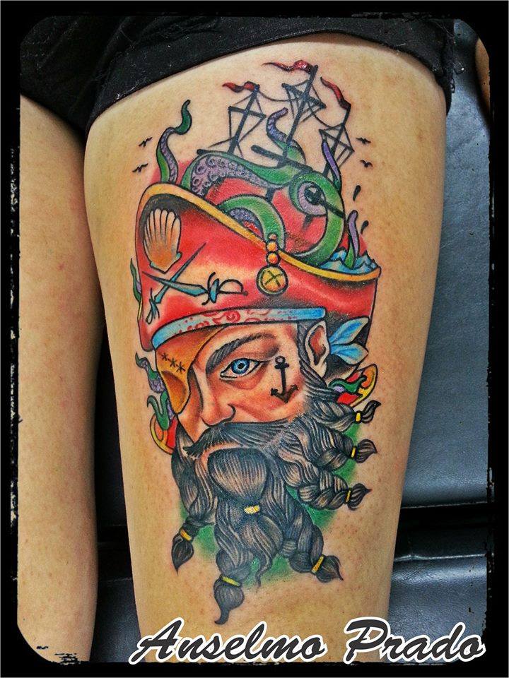 Tattoo de un pirata con un sombrero que contiene un kraken y un barco