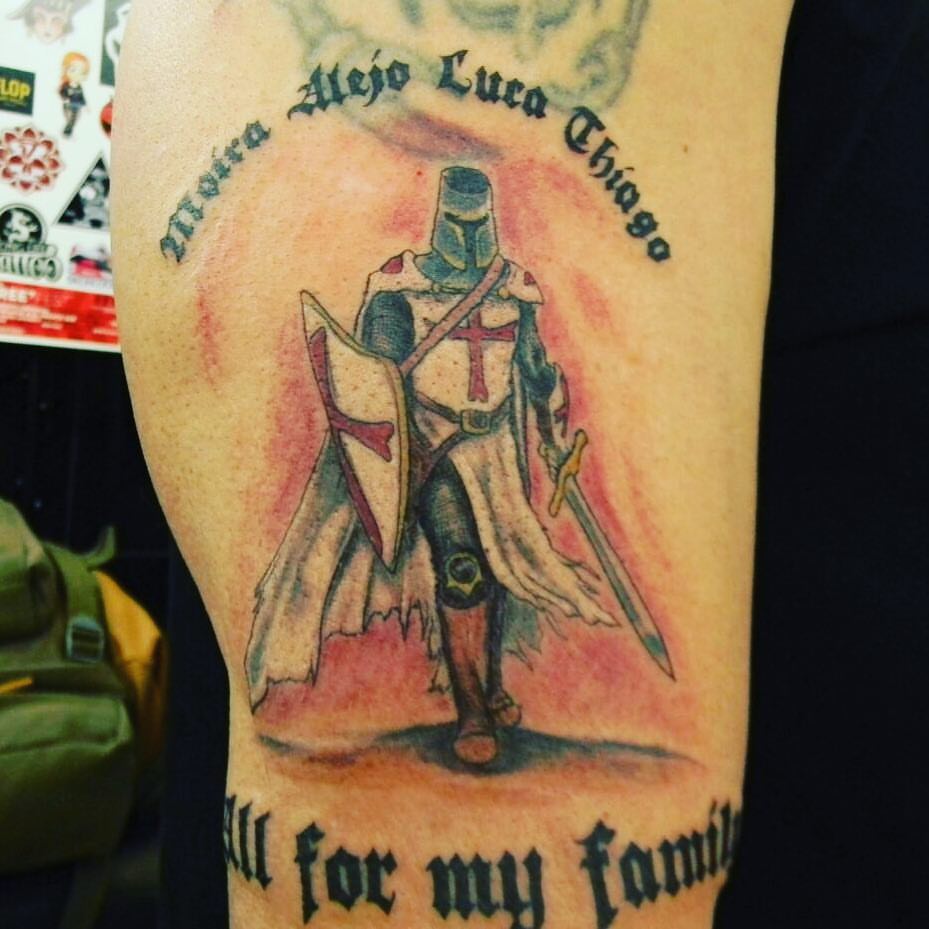 Tattoo de un caballero con escudo