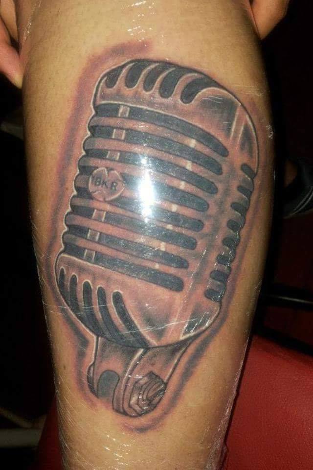Tattoo de un antiguo micrófono en color