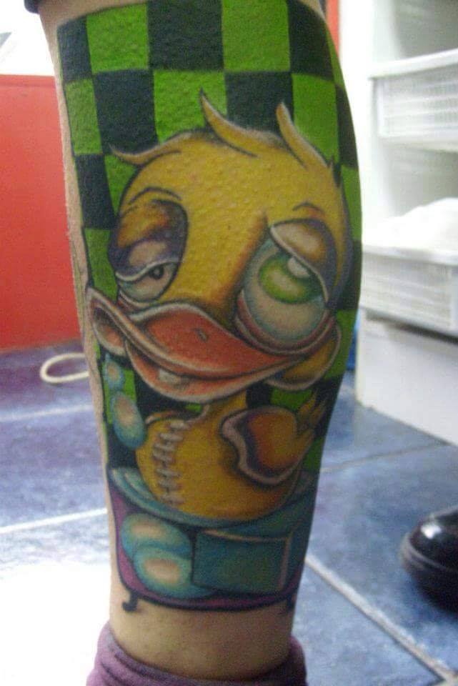 Tattoo de un pato de goma en bastante mal estado
