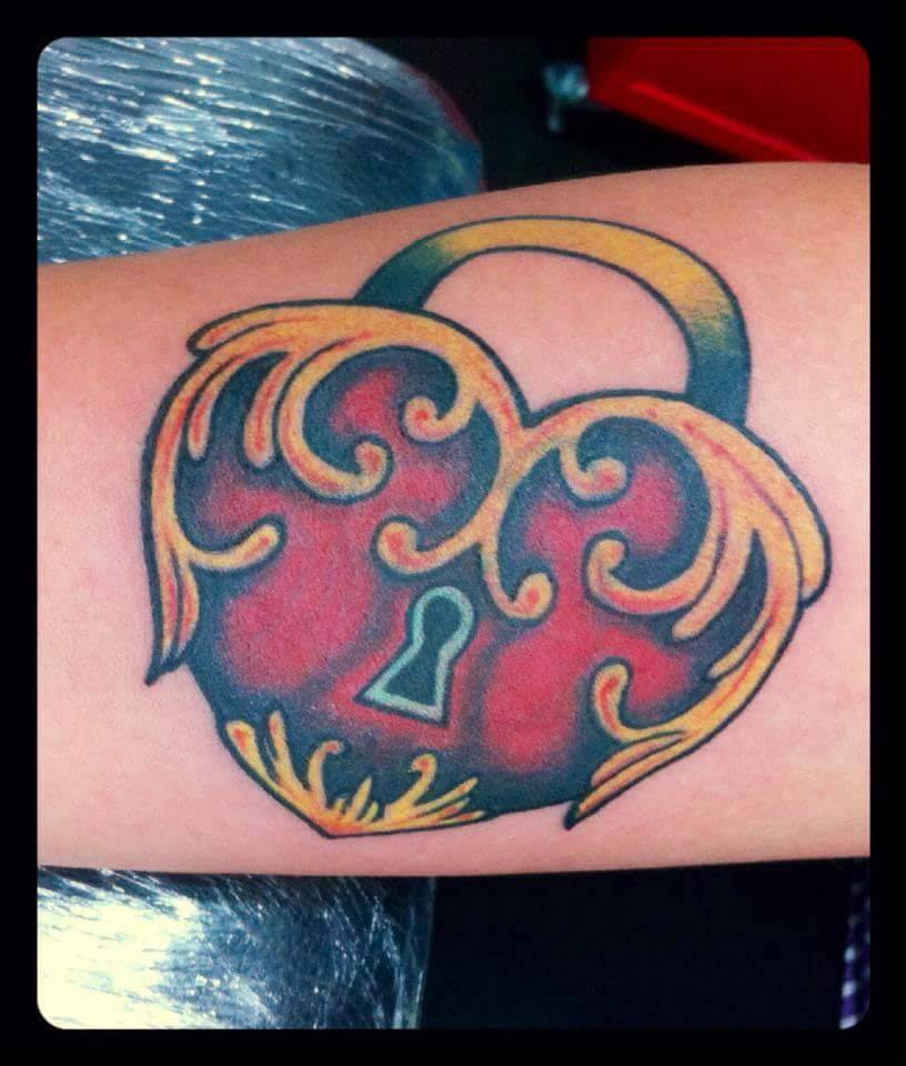 Tattoo de un candado con forma de corazón