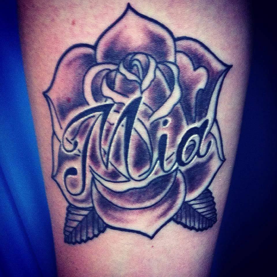 Tattoo de una rosa con el nombre Mia