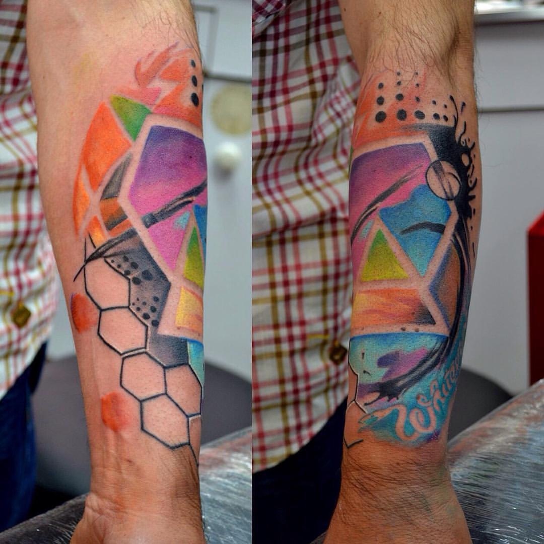 Tattoo geométrico en el antebrazo de un hombre