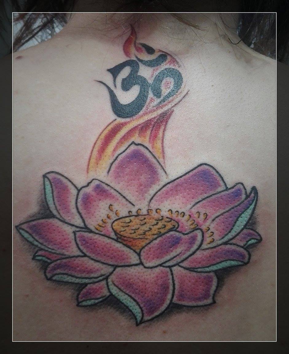 Tattoo de una flor de loto con el Om