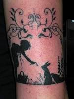 Tatuaje de una chica dando de comer a un conejo
