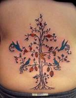 Tatuaje de árbol con pájaros 