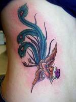 Tatuaje de un ave fénix en una mujer