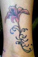 Tatuaje de una flor con tallo de sanefas