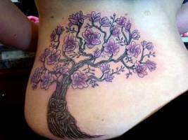 Tatuaje de árbol florido
