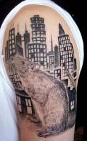 Tatuaje de una rata entre los rascacielos de una gran ciudad