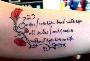 Tatuaje de frase entre algunas flores