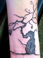 Tatuaje de un árbol un poco seco
