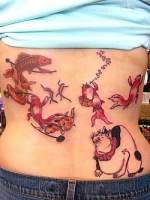 Tatuajes de carpas y gato en la espalda