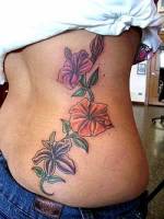 Tatuaje de flores subiendo por la espalda