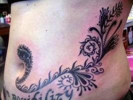 Tatuaje de unas plantas en blanco y negro por la barriga. Tatuajes para mujer