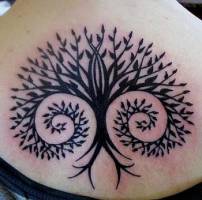 Tatuaje de un árbol enroscado