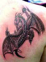 Tatuaje de un dragon subiendo por la espalda