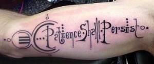 Tatuaje de una frase con letras futuristas