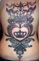 Tatuaje de una cruz decorada con angeles, plantas,  corazones y una corona