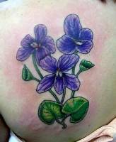 Tatuaje de unas flores en la espalda