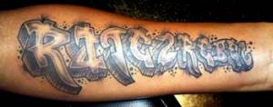 Tatuaje de un graffitti en el antebrazo